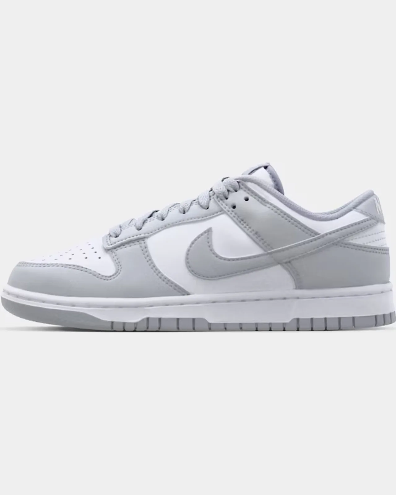  Nike Sportswear Dunk Branco e Cinza numa prateleira iluminada